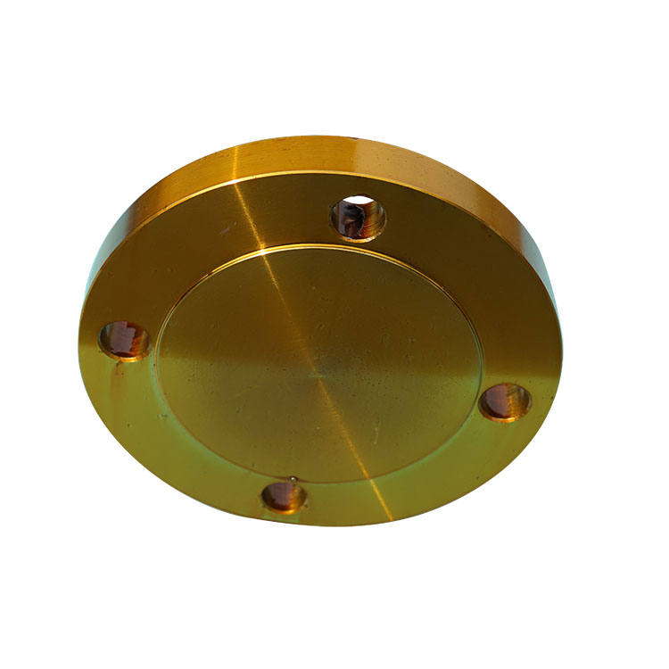 How are blind flanges classified based on their facing